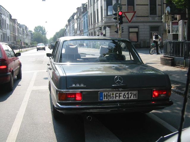 Mercedes/8 auf dem Weg zur Kirche